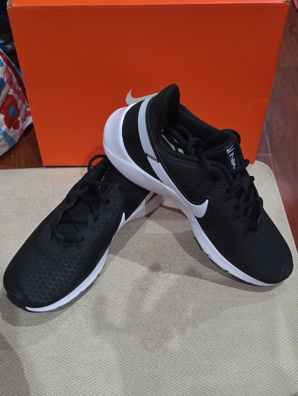 NWB Women's Size 11 Nike Legend Essential 2 Sneakers